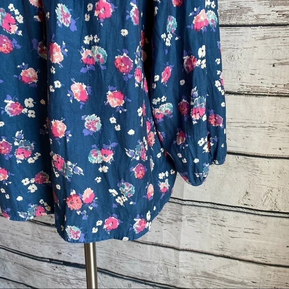 American Eagle blue floral top